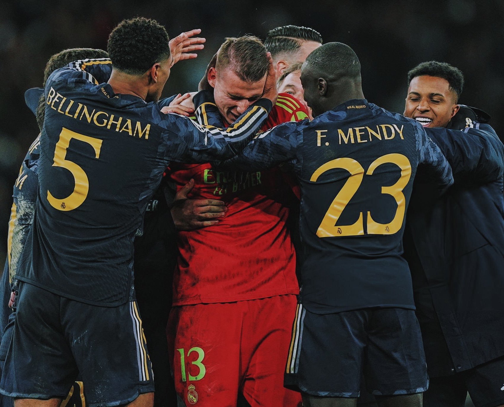 九游app最新版下载安装-曼联观众热烈欢呼！，Uzi迎来十二赛季出色发挥全场沸腾不已-九游app最新版下载安装